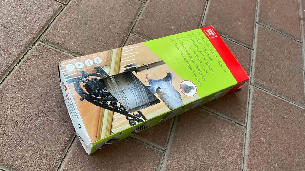 Taubenabwehr getestet: Eine Packung liegt auf einem Steinboden.