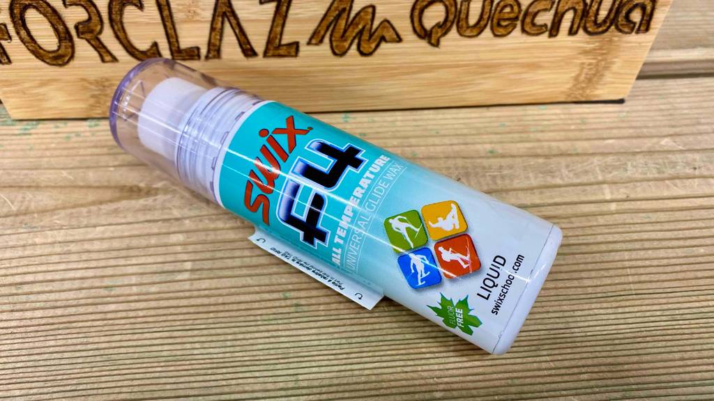 Skiwachs-Test: ein Skiwachs-Liquid im liegendem Zustand auf einer Holzfläche.