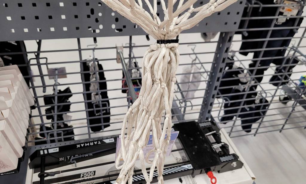 Basketballkorb-Test: Netz von Basketballkorb mit Kabelbinder zusammengebunden.