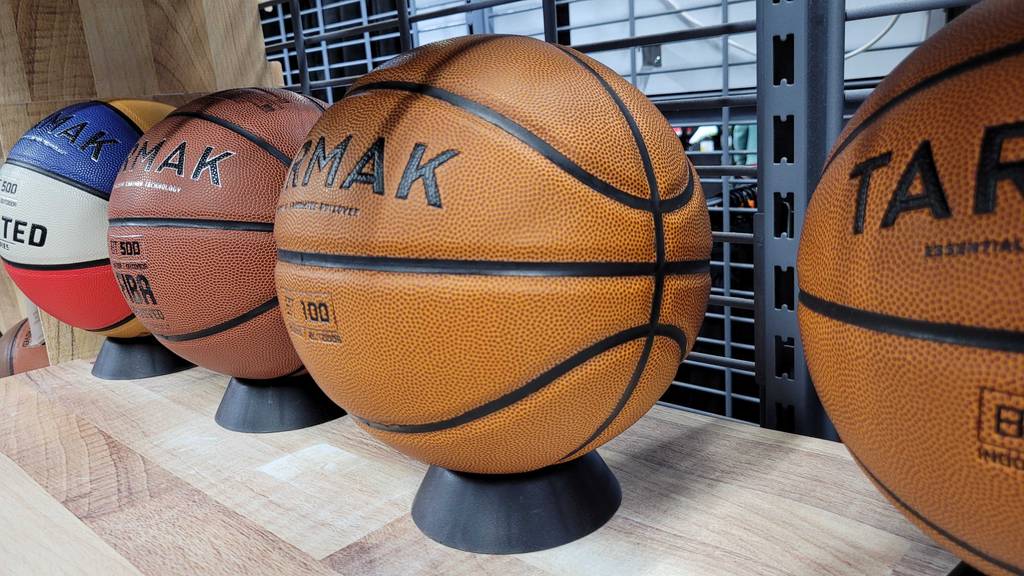 Getestet: Mehrere Basketbälle werden in einem Regal ausgestellt.