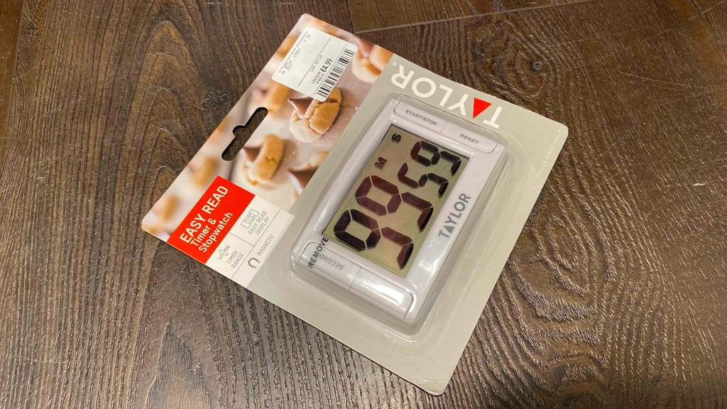 Stoppuhr getestet: Ein verpacktes Produkt liegt auf einer Holzfläche.