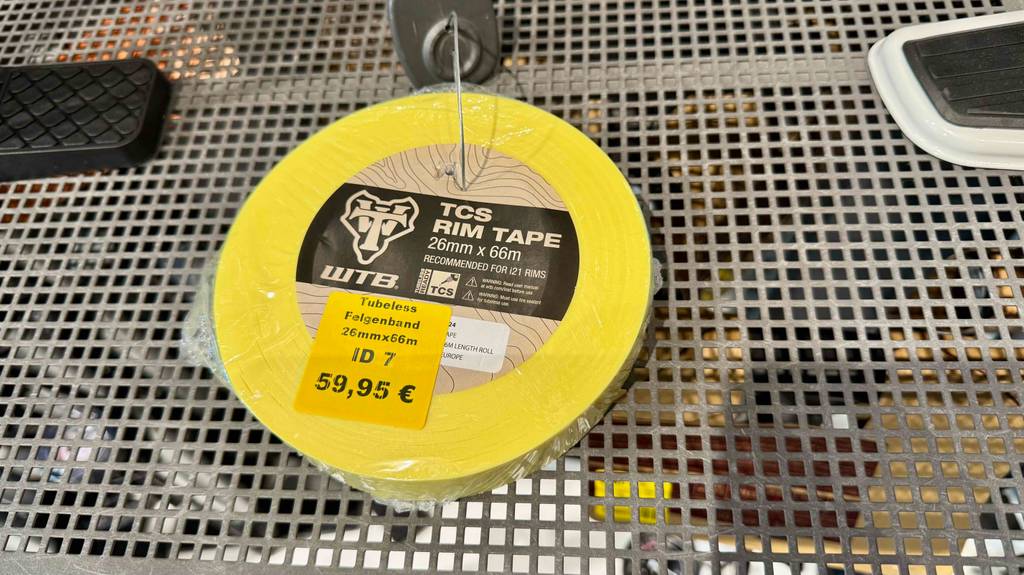 Das gelbe Felgenband im Test befindet sich in der Verpackung inklusive Preisschild auf einem Regal.