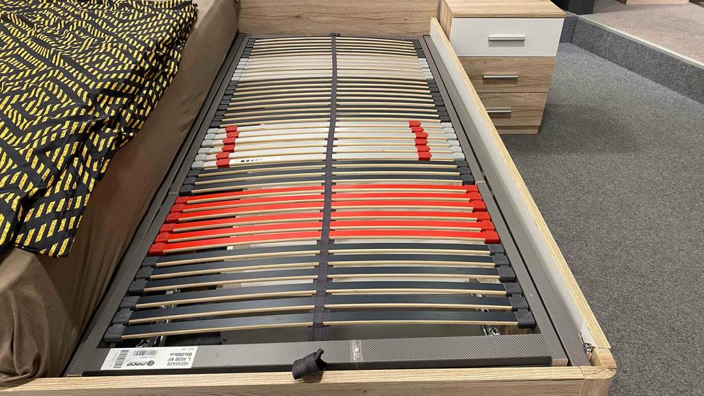 Ein getesteter Lattenrost 90 x 200 cm in einem Bettgestell von vorne.