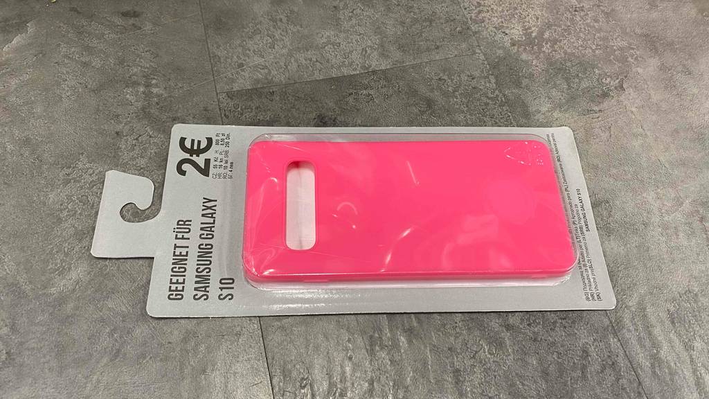 Samsung-Galaxy-S10-Hülle getestet: Ein verpacktes Produkt auf einem grauen Boden.