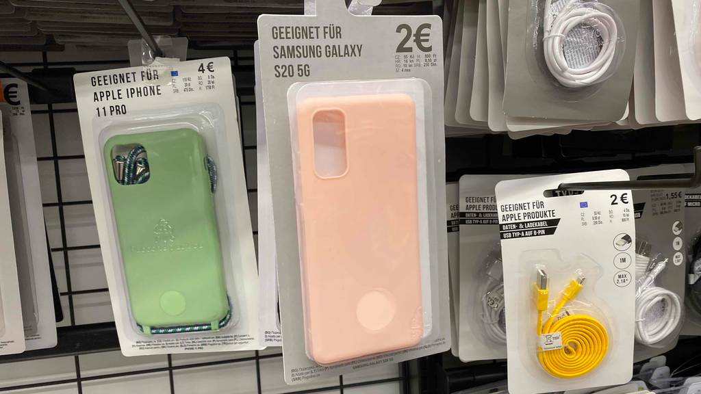Im Test: Eine Samsung-Galaxy-S20-Hülle hängt neben anderen im Regal.