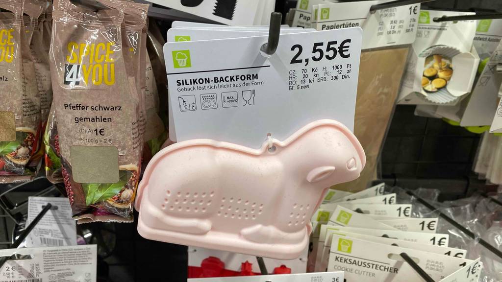 Silikon-Backform gestestet: Ein Produkt hängt neben anderen im Regal.