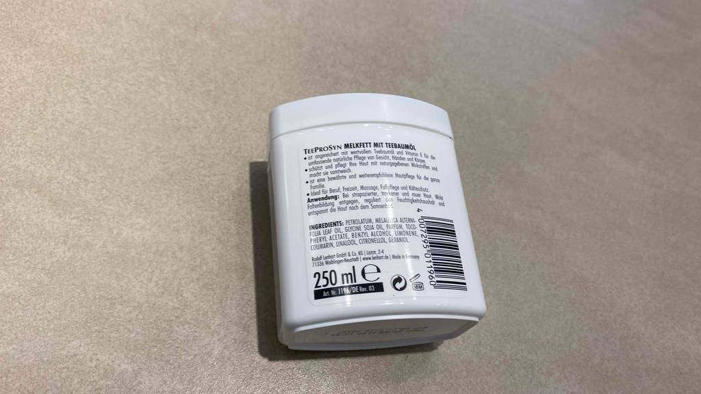 Melkfett-Test: Rückseite der Verpackung von Melkfett liegt auf einem Boden mit 250 ml Inhalt.