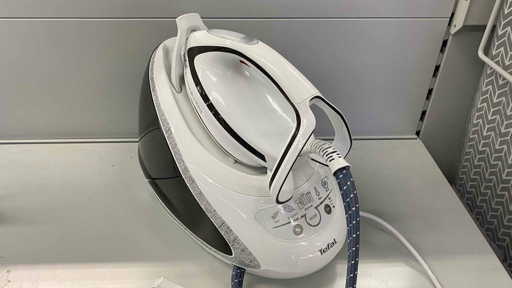 Eine getestete Tefal-Dampfbügelstation von schräg seitlich in einem Regal.