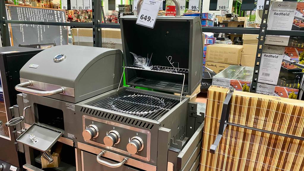 Ein getesteter Tepro-Gasgrill mit geöffneter Grillhaube und Preisschild darauf ersichtlich.
