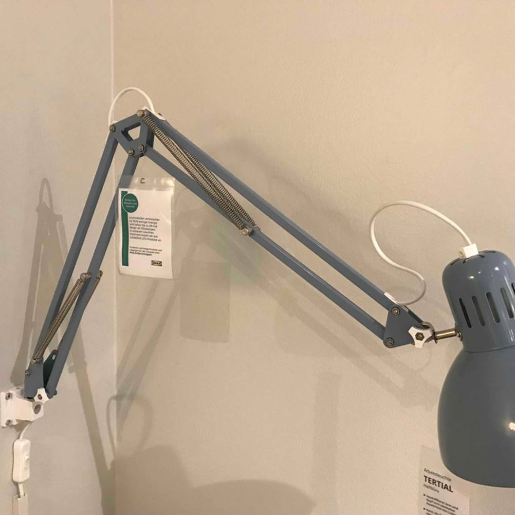 Im Test: An einer Wand moniert eine Buchlampe von schräg oben.