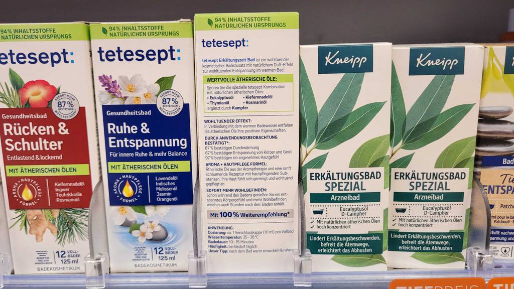 Die Verpackung des getesteten Erkältungsbads steht im Regal mit der Rückseite ersichtlich.