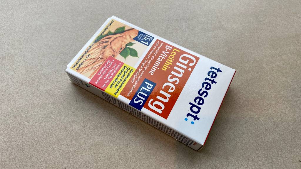 Ginseng-Kapseln im Test: Eine Packung Kapseln liegt schräg auf einer grauen Fläche