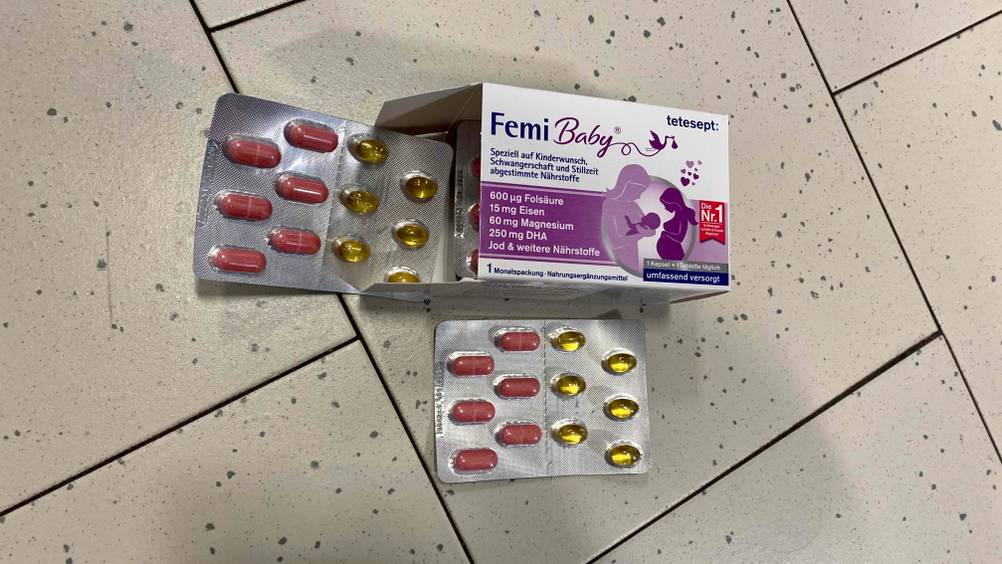 Schwangerschaftsvitamine-Test: eine geöffnete Packung Schwangerschaftsvitamine und Sichtverpackungen mit Kapseln und Tabletten dairn.