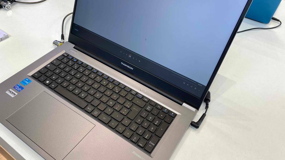 17-Zoll-Laptop getestet: Geöffnetes Laptop auf einer hellen Oberfläche