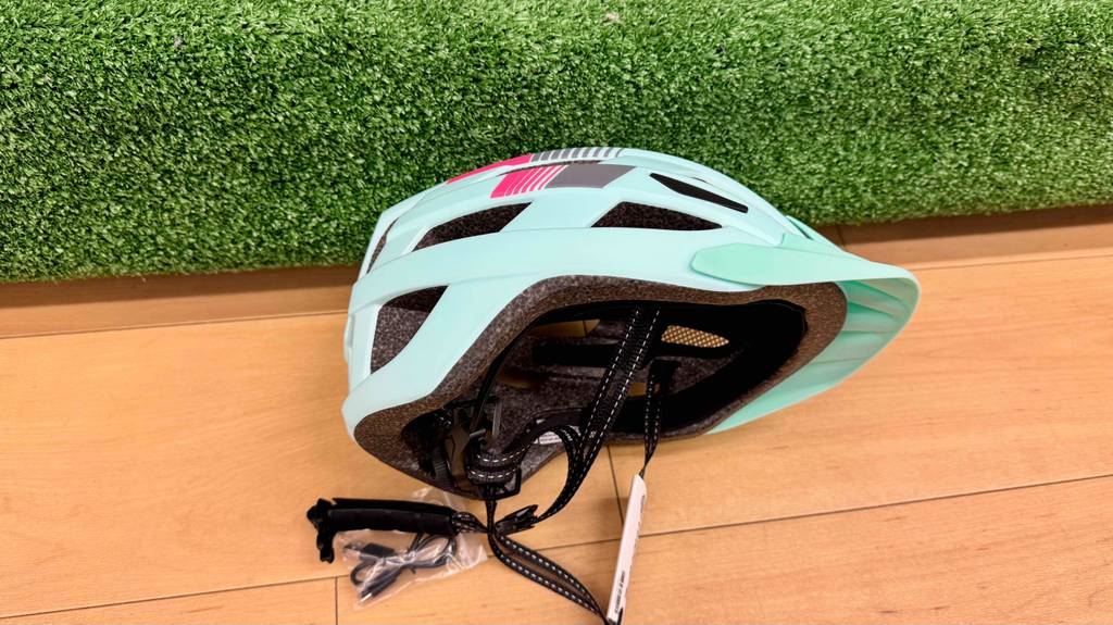 Getesteter Fahrradhelm mit Licht von der Seite ersichtlich.