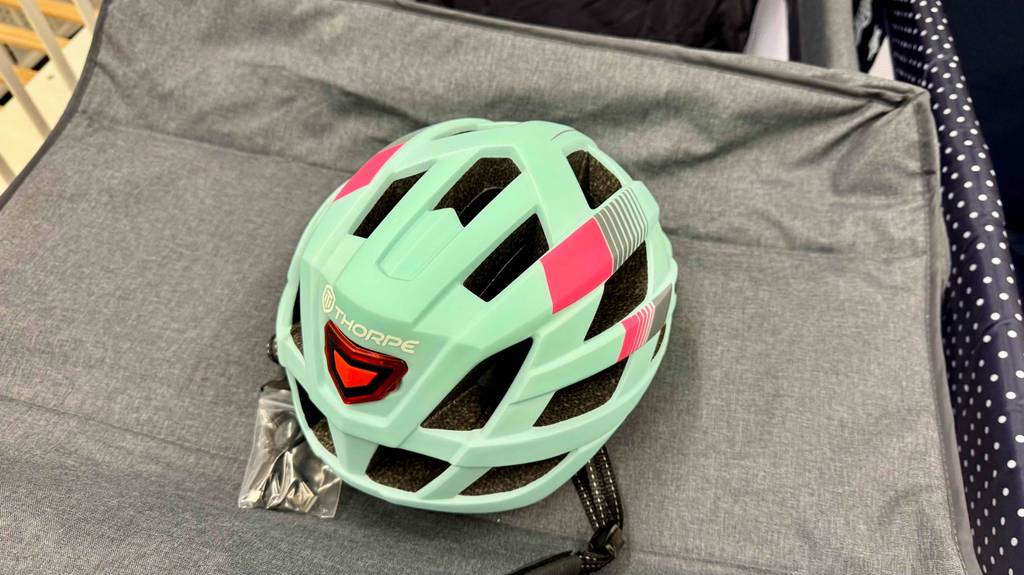 Rückseite der getesteten Fahrradhelms mit Licht - wobei man darauf das rote Licht sieht.