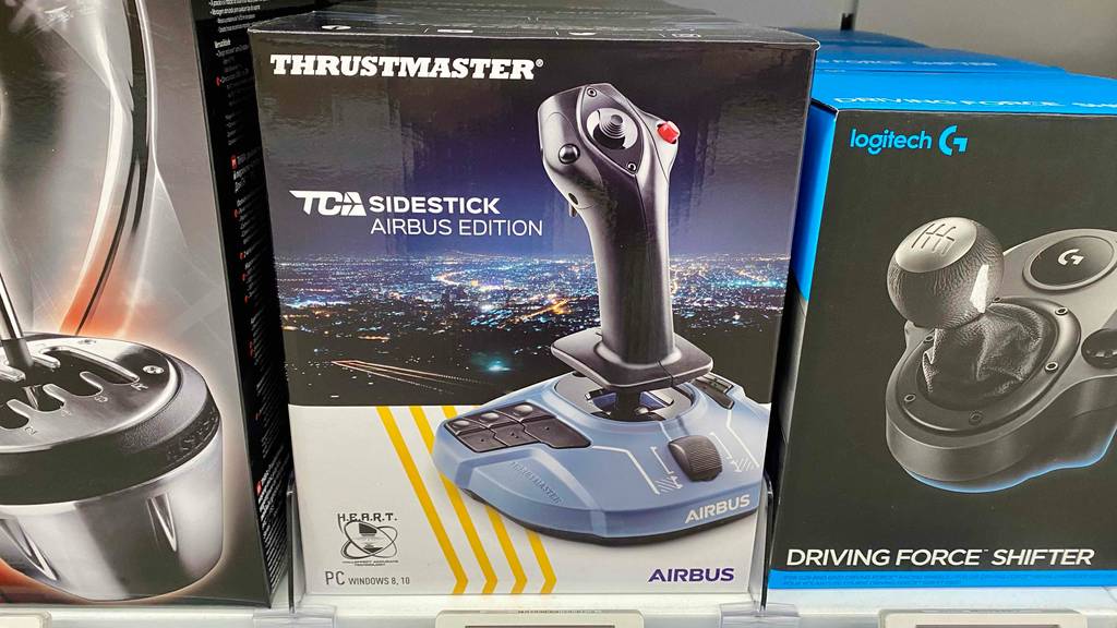 Joystick getestet: Joystick in Verpackung steht in einem Regal.