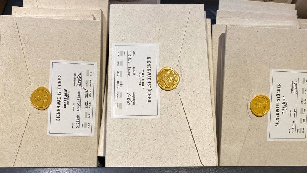 Bienenwachstuch getestet: Mehrere Packungen nebeneinander und hintereinander.