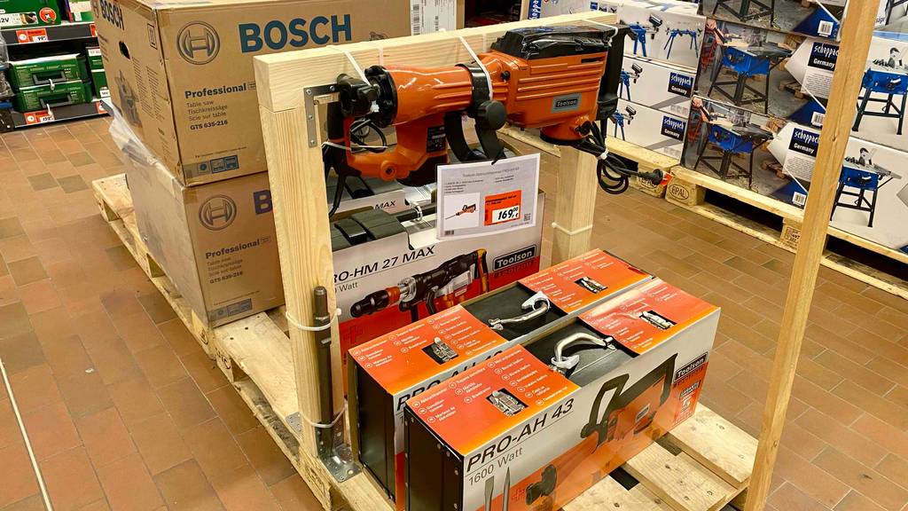 Abbruchhammer getestet: ein Abbruchhammer ist in einem Geschäft ausgestellt, mit Preisschild ersichtlich und darunter die Verpackungen platziert.