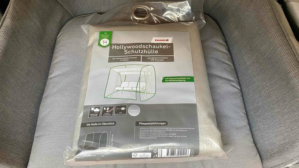 Schützhülle-Hollywoodschaukel im Test: Eine Schützhülle für eine Hollywoodschaukel mit 3-Sitzer in der Verpackung im liegendem Zustand.