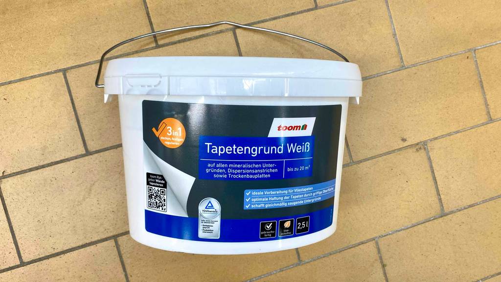 Tapetengrund-Weiß getestet: ein Tapetengrund von Toom liegt auf einem Boden.