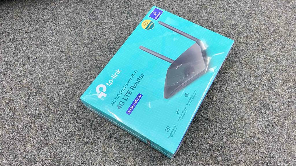 LTE-Router getestet: Auf einem grauen Boden liegt ein verpackter LTE-Router.