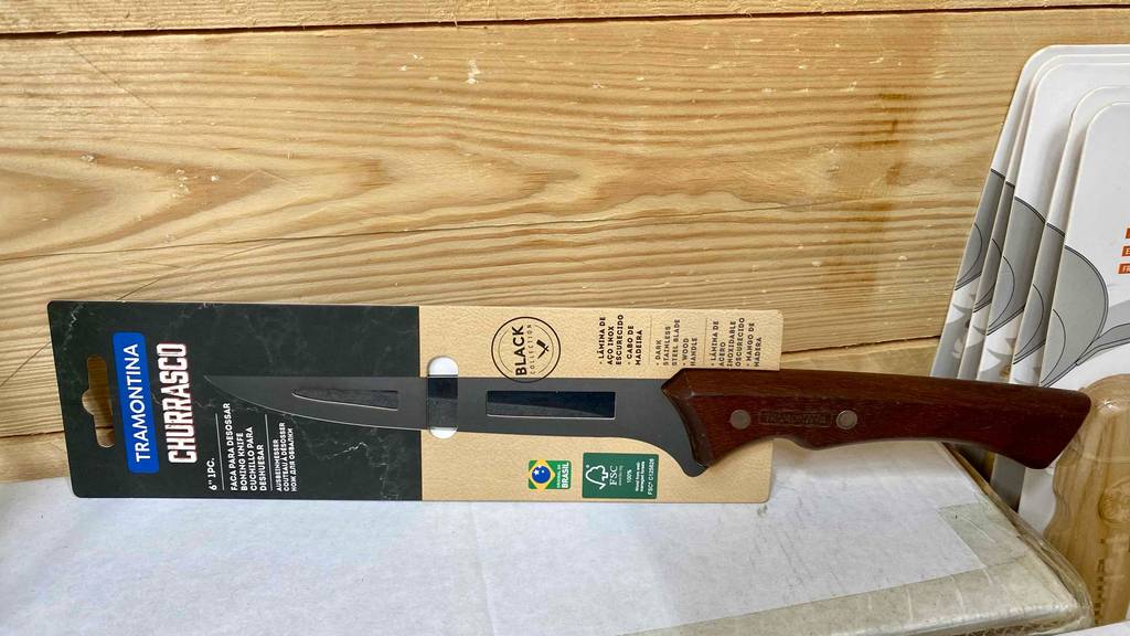 Ausbeinmesser getestet: ein Ausbeinmesser mit Holzgriff ist noch an Verpackung fixiert.