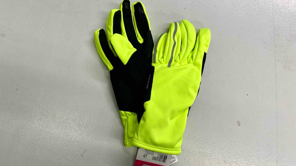 Fahrradhandschuh für den Winter: zwei Fahrradhandschuhe ersichtlich- bei einem die Handfläche und einem der Handrücken.