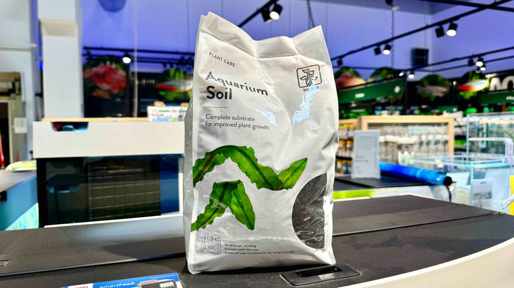 Aquarium Bodengrund im Test: Die weiße Kunststofftüte für 30 Liter steht in einem Geschäft für Tierprodukte.
