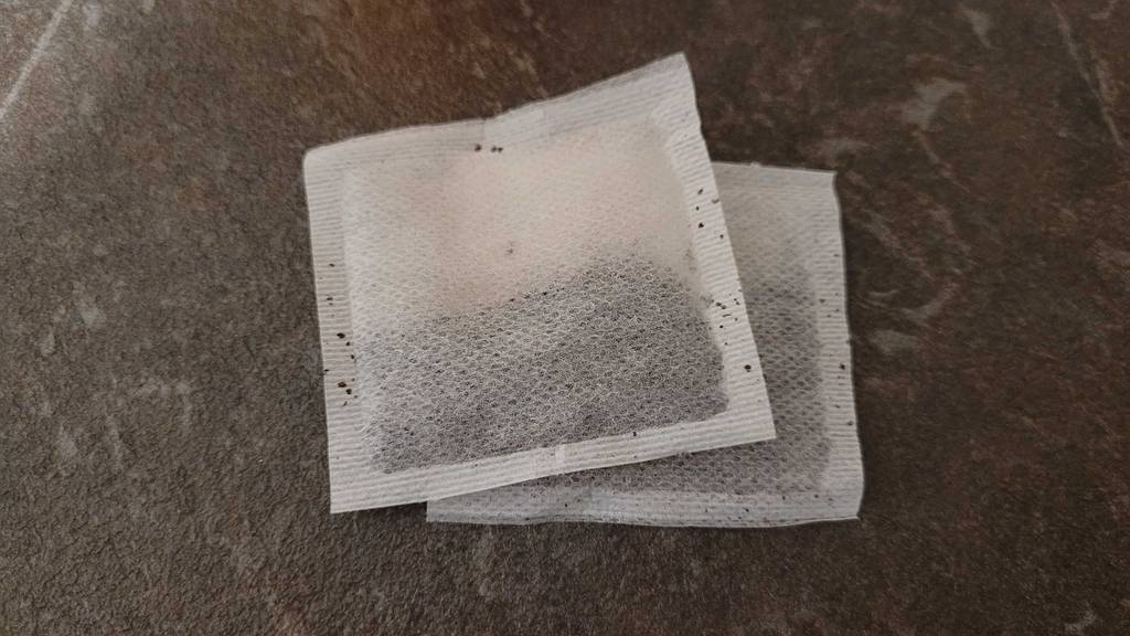 Zwei Teebeutel des getesteten englischen Tees.