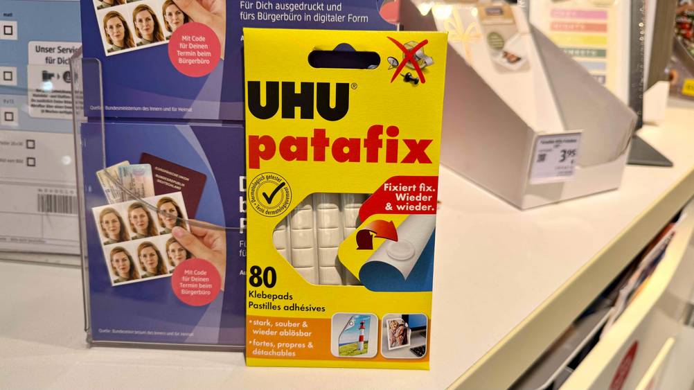 Die getesteten Klebepads mit 80 Stück inbegriffen stehen in der Verpackung auf einem Regal.