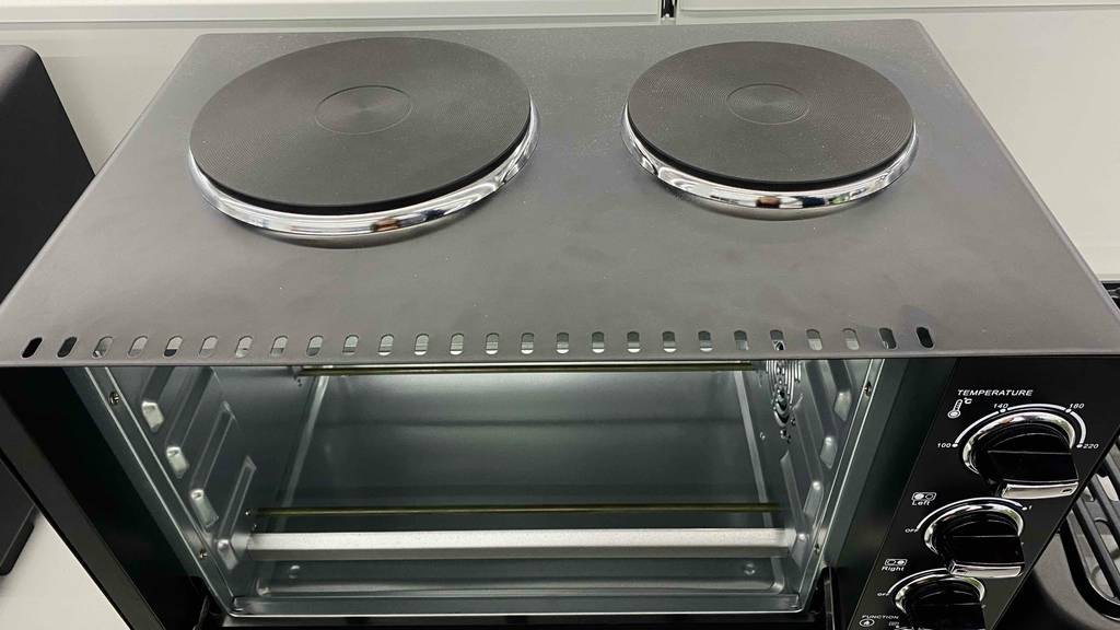 Im Test: Ein Minibackofen mit Kochplatten von oben inklusive der Kochplatten.