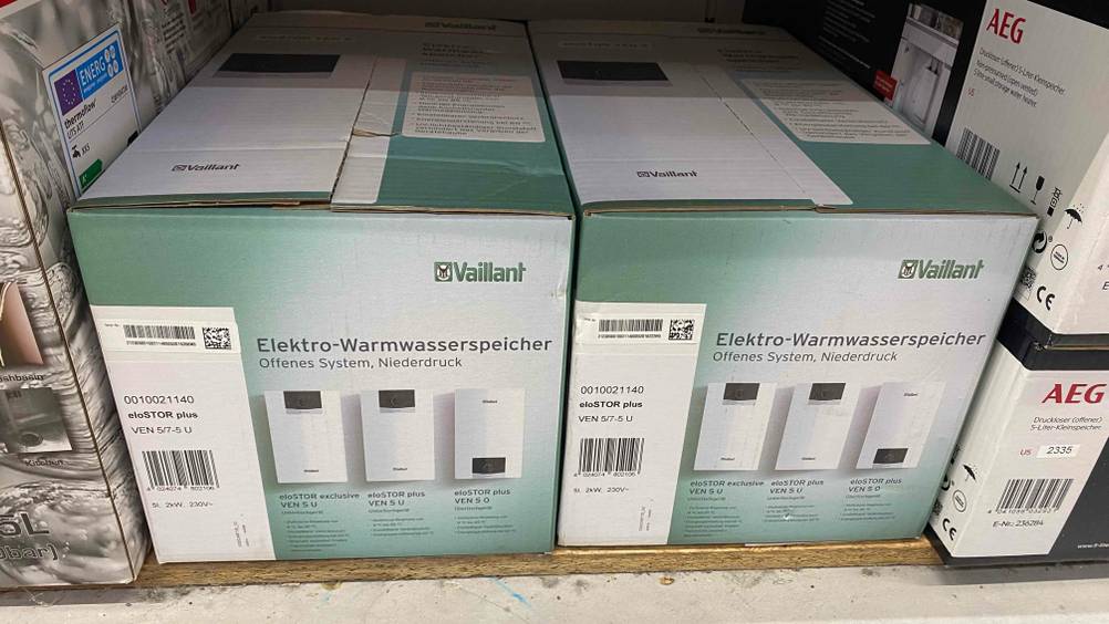 Vaillant Warmwasserspeicher getestet: Zwei verpackte Geräte in einem Regal.