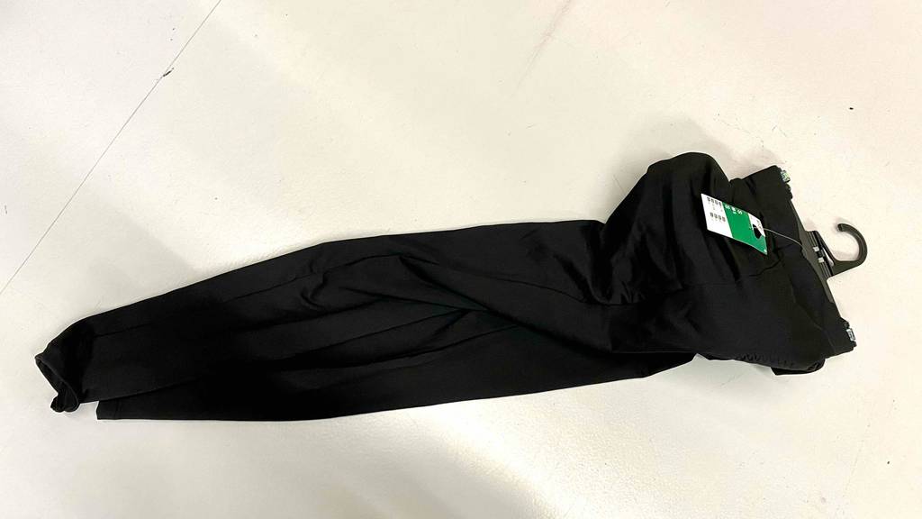 Fahrradhose-Damen-Test: schwarze Fahrradhose in der Größe S liegt auf einer weißen Fläche.
