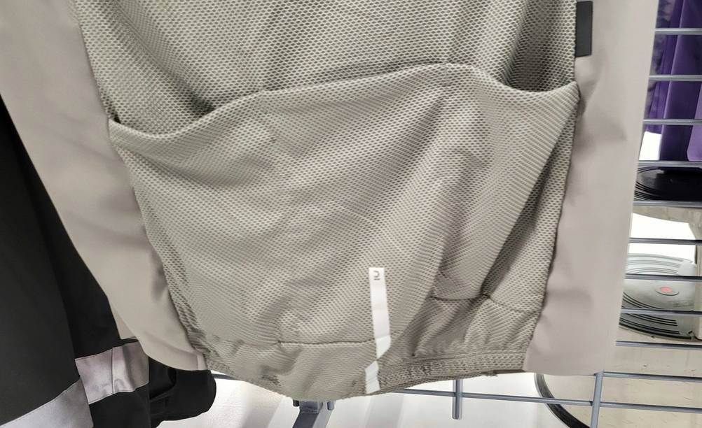 Fahrradweste getestet: Nahaufnahme von Tasche einer Fahrradweste, die sich am Rücken befindet.