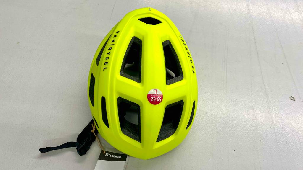 Ein getesteter Rennradhelm von oben auf einer hellen Fläche.