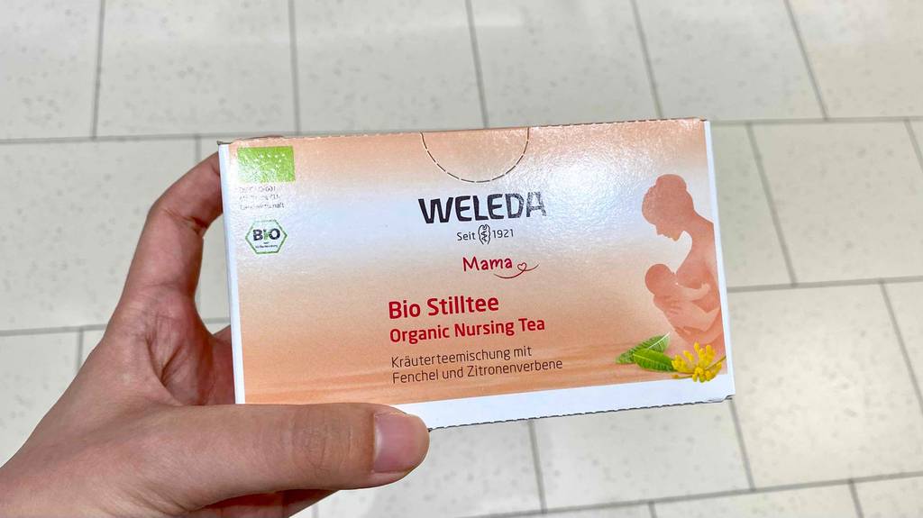 Getesteter Stilltee von Weleda in der Hand.