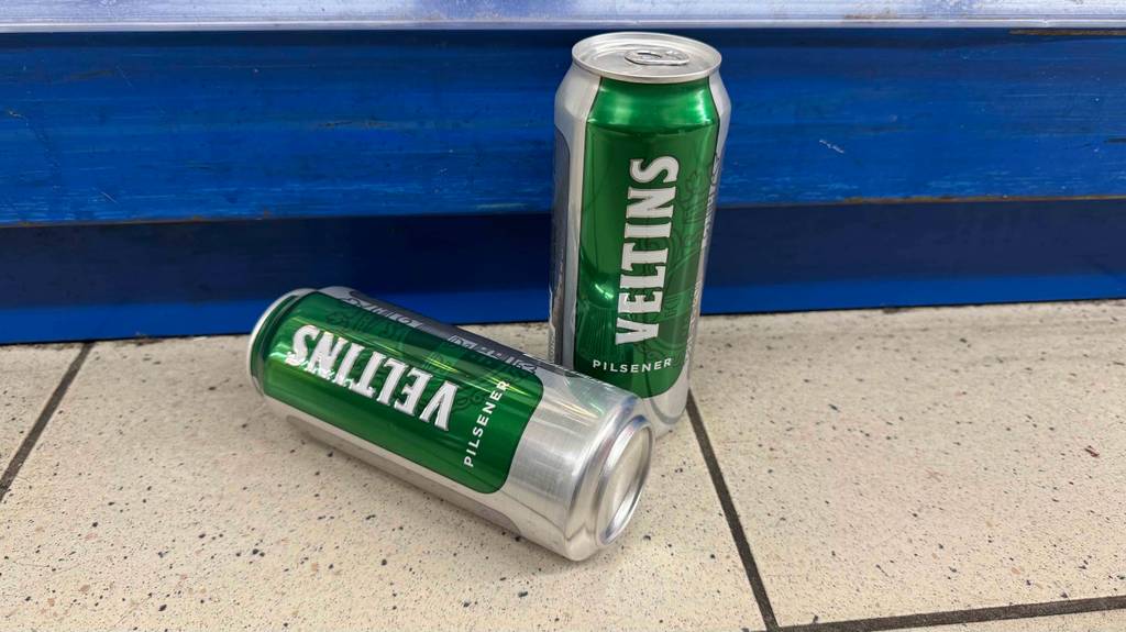 Test: Eine liegende und eine stehende Dose des Veltins-Biers.