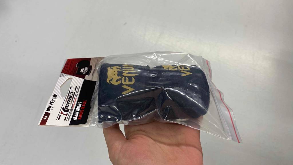Boxbandagen in Originalverpackung in der Hand gehalten