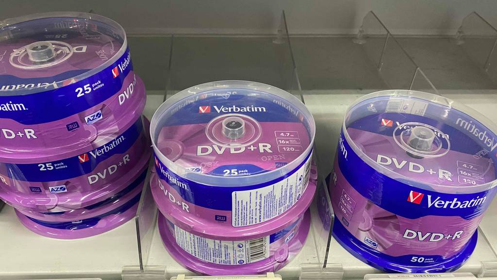 DVD-R getestet: Mehrere Packungen stehen in einem Regal nebeneinander und übereinander.