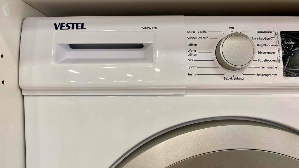Kondenstrockner-Test: Detailaufnahme der Bedienelemente eines VESTEL-Gerätes.