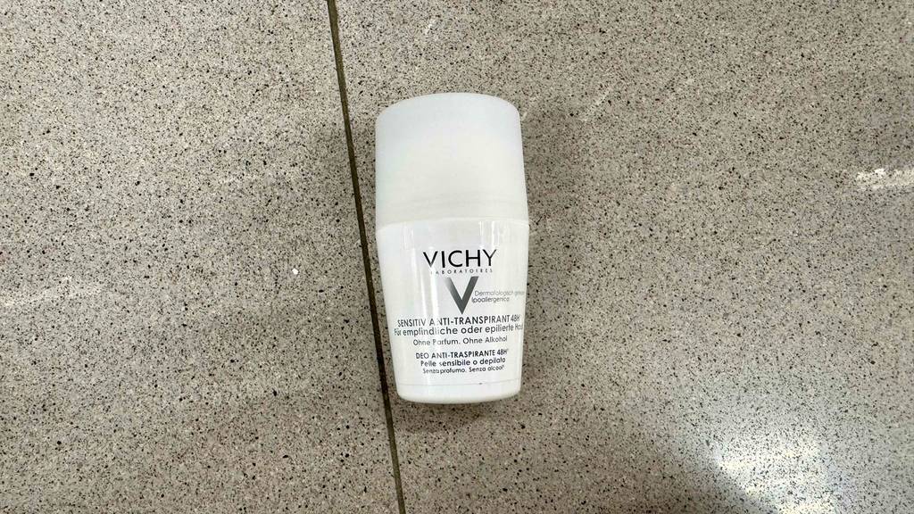Das getestete Vichy-Deo liegt auf einem glänzenden Fliesenboden.
