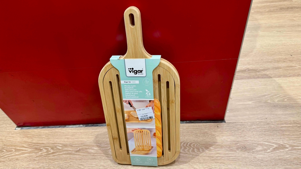 Ein vertikal aufgestelltes Brotschneidebrett, das getestet wurde.