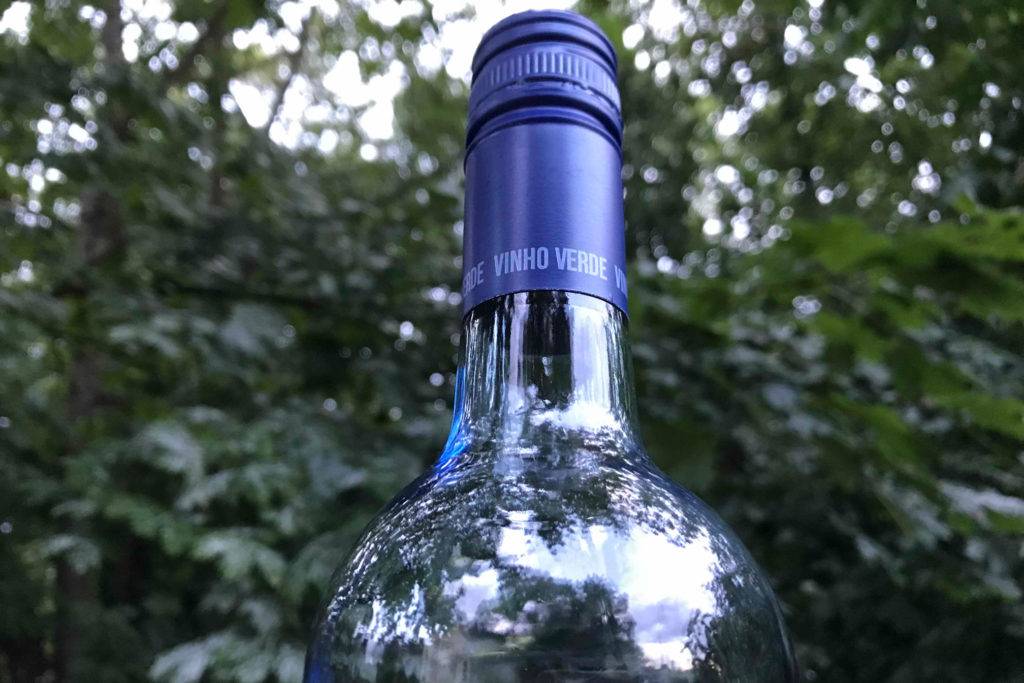 Flaschenkopf eines getesteten Weißwein
