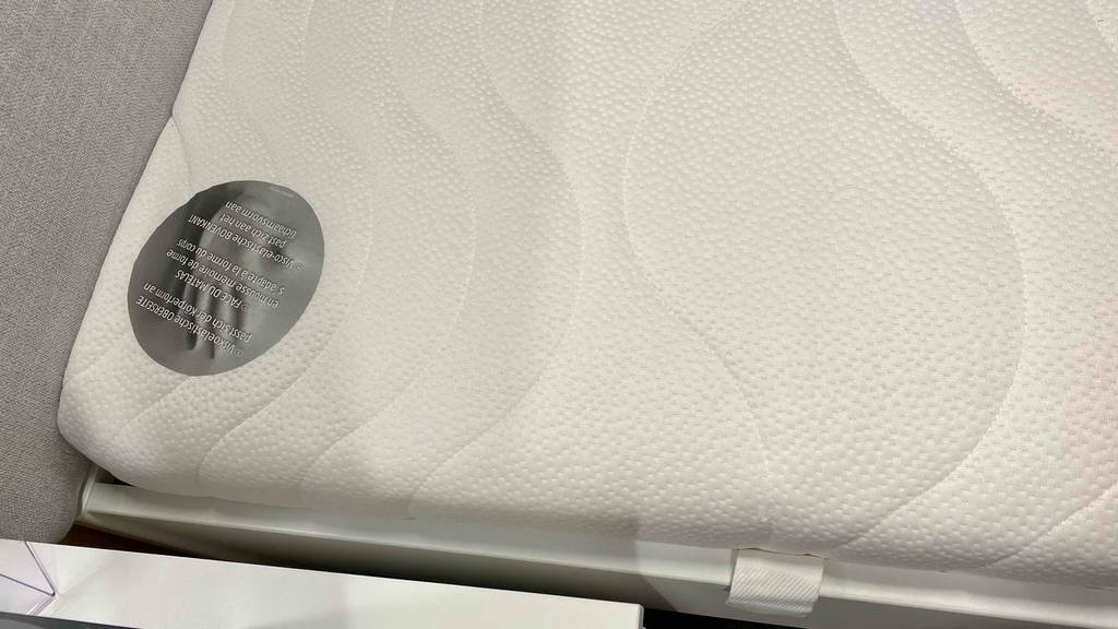 Matratze-140x220 getestet: Eckteil einer Matratze im Fokus.