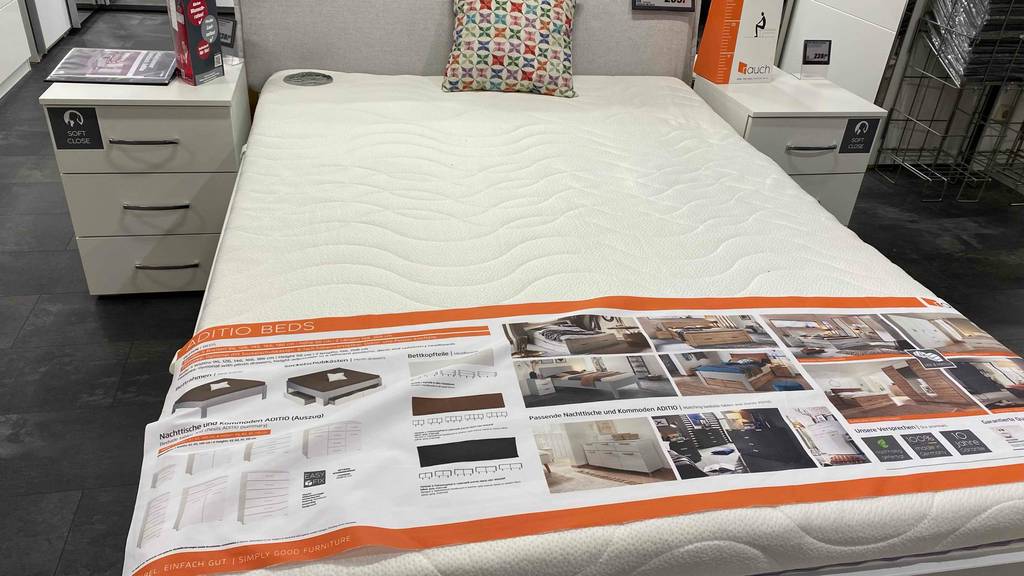 Matratze-140x220-Test: eine Matratze liegt auf einem Bett und daneben stehen zwei Nachtkästchen.