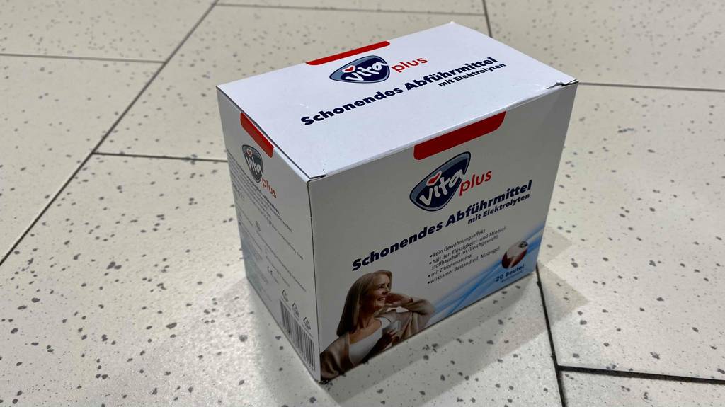 Abführmittel getestet: eine Packung Abführmittel mit Elektrolyten steht auf einem Boden.