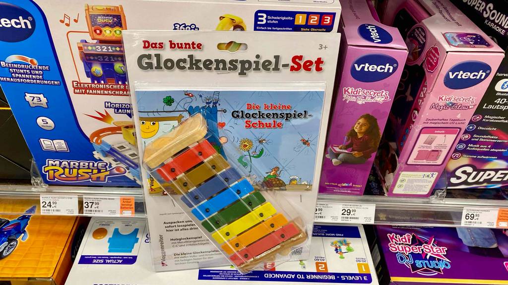 Ein getestetes Glockenspiel ist vor anderen Kinderspielzeugartikelplatziert.
