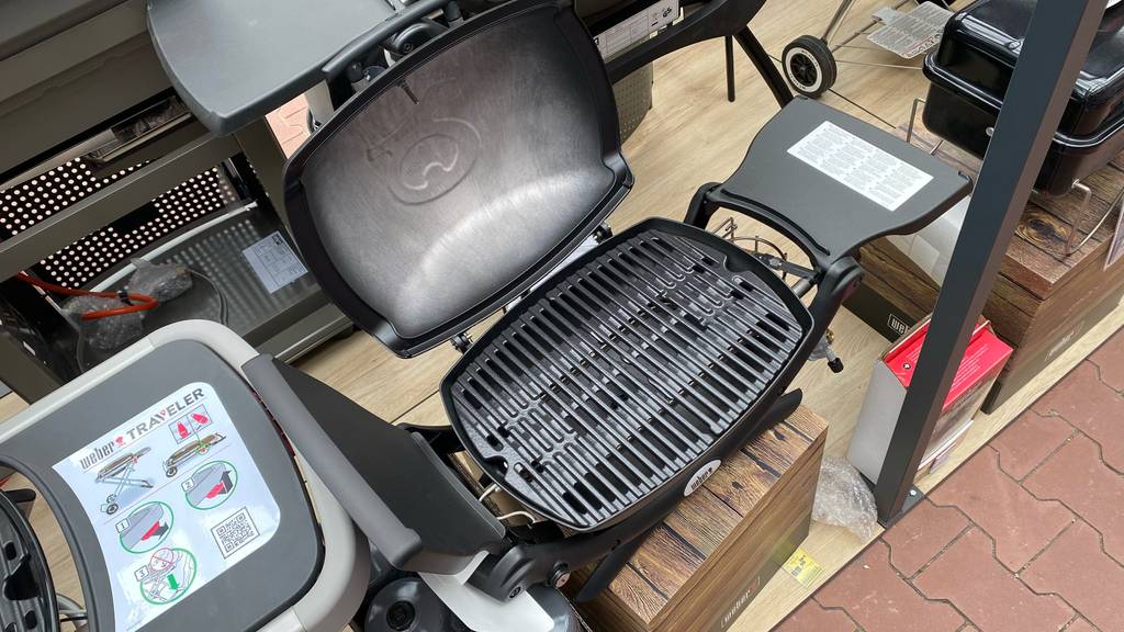 Tischgrill getestet: ein Tischgrill mit geöffneter Haube, mit Blick auf die Grillfläche.