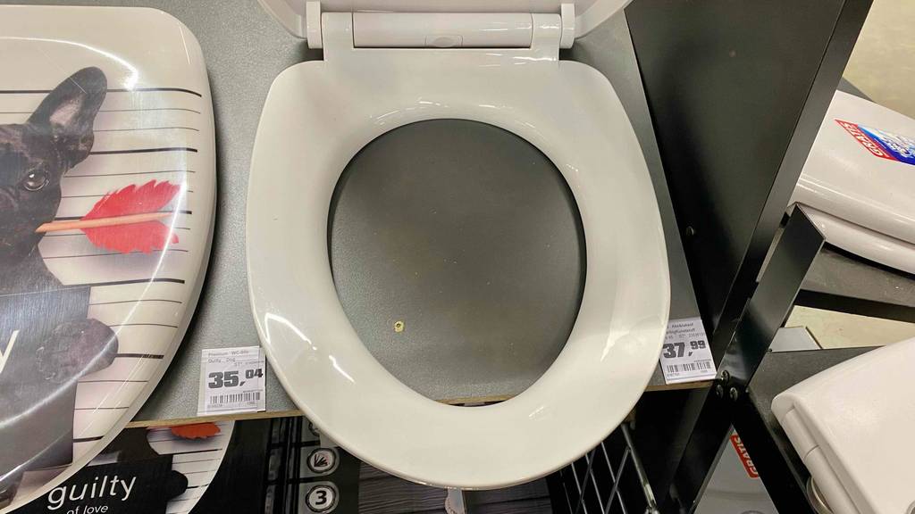 WC-Sitz-mit-Absenkautomatik-Test: ein geöffneter WC-Sitz mit Preisschild daneben in einem Geschäft ausgestellt.